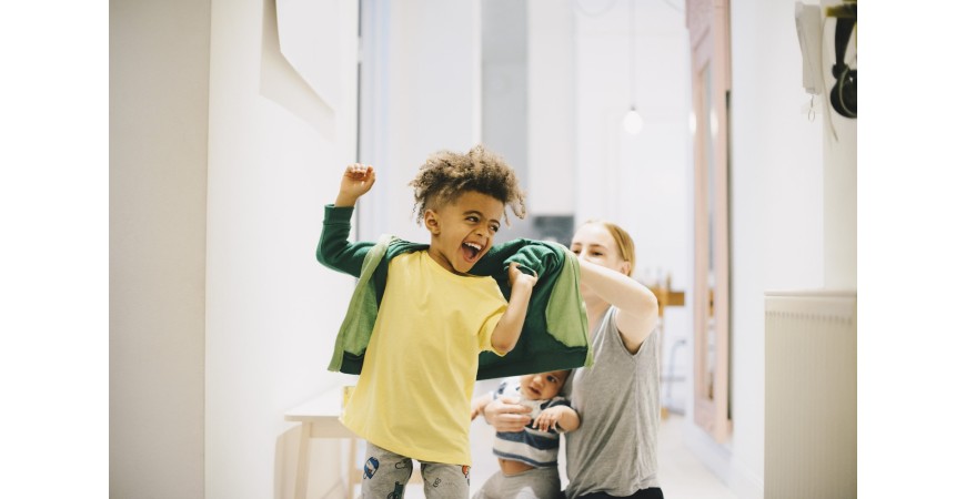 راهنمای جامع برای آموزش لباس پوشیدن به کودکان